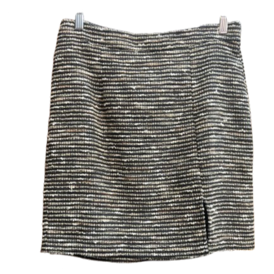  kort nederdel med et glitrende sort/guld-mønster og slits